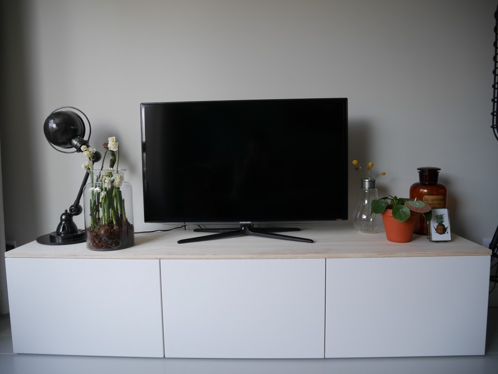 ikea tv-meubel besta wit met houten plank