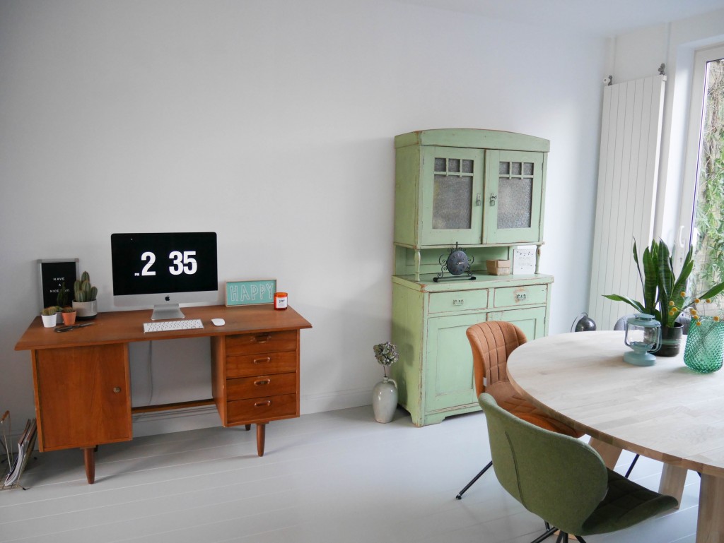 Woonkamer met vintage bureau en oude groene buffetkast